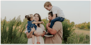 Family photo in Sioux Falls of family laughing together