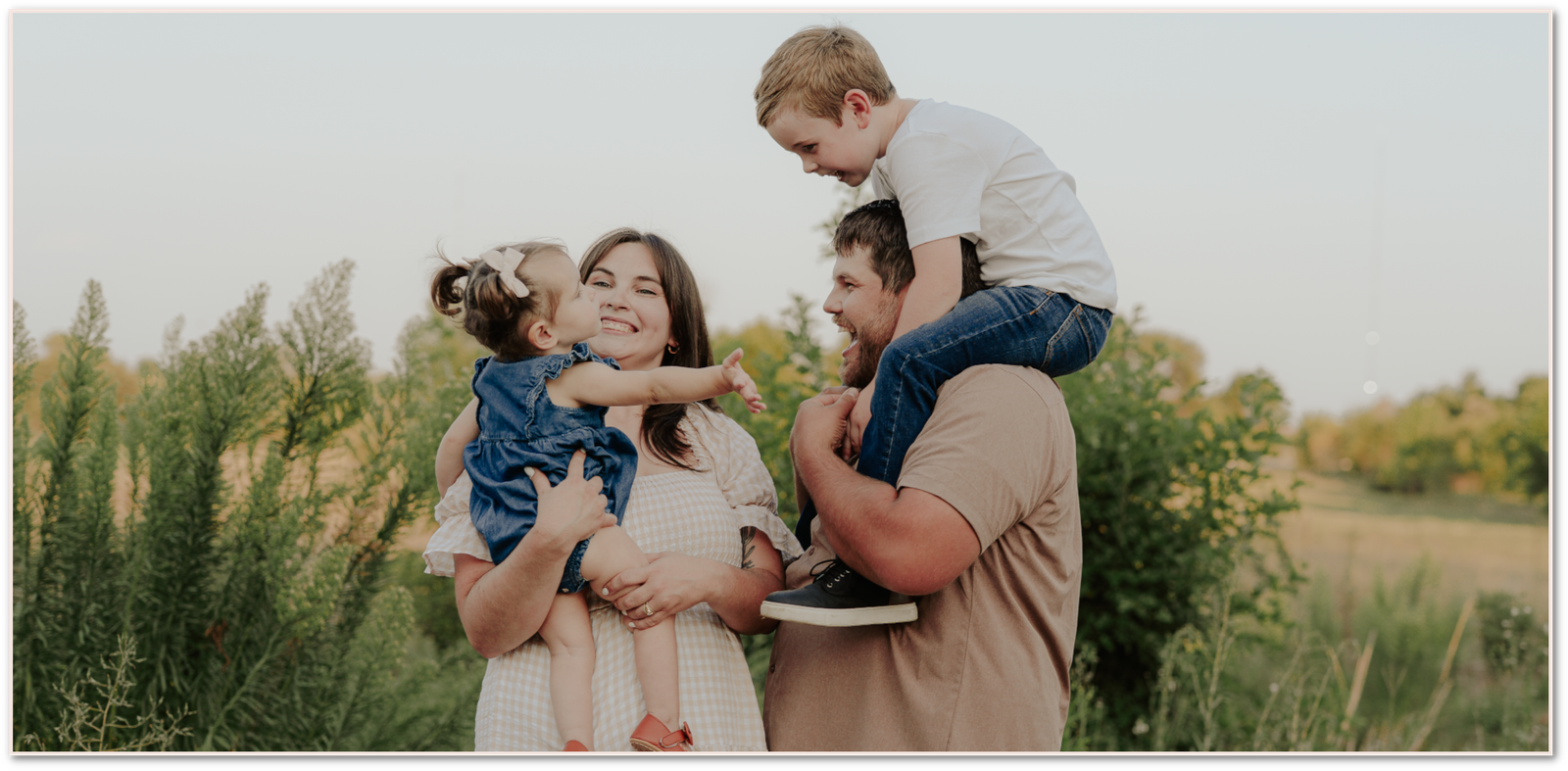 Family photo in Sioux Falls of family laughing together